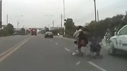 O mamă inconştientă a fost surprinsă pe o şosea. Vezi cum îşi TRANSPORTA copilul VIDEO