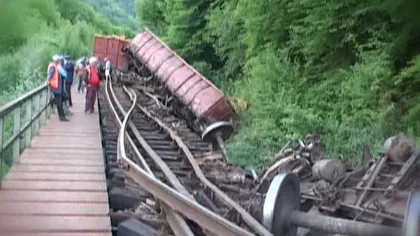 Un marfar cu 37 de vagoane a deraiat în Bistriţa-Năsăud. Trei vagoane s-au răsturnat