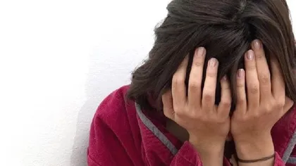 Fetiţă de 15 ani, OBLIGATĂ de mamă să se prostitueze cu 80 de bărbaţi