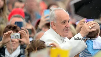 Papa Francisc a făcut o baie de mulţime pe o ploaie torenţială VIDEO
