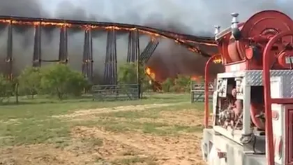 Un pod feroviar s-a PRĂBUŞIT ca un DOMINO după ce a fost cuprins de flăcări VIDEO