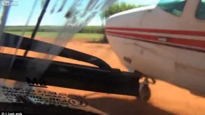Ca la Hollywood: O maşină de poliţie blochează decolarea unui avion plin cu cocaină să zboare VIDEO