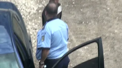 Un poliţist, filmat în timp ce primea şpagă de la un hoţ de fier vechi VIDEO