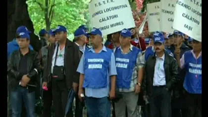 Sindicaliştii feroviari au protestat în faţa Ministerului Transporturilor
