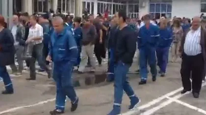 Proteste la Arpechim. Angajaţii au blocat DN 65B VIDEO