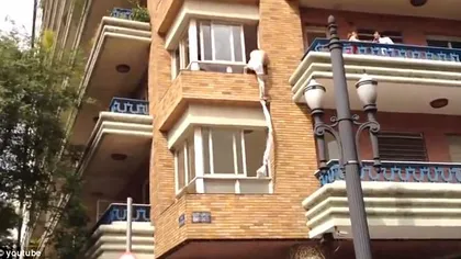 Telenovelă braziliană: Amantul surprins de soţ coboră dezbrăcat, de la etaj, pe cearşaf FOTO VIDEO