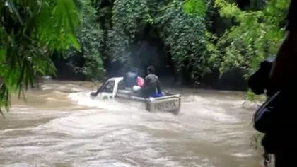 Gest nebunesc al unor tineri: Au traversat un râu cu maşina de teren VIDEO