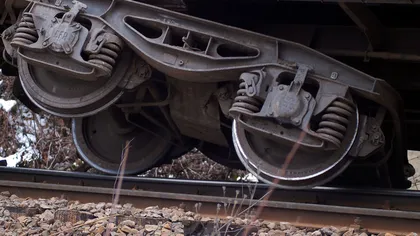 Un tren a rămas blocat pe şine după ce a lovit o basculantă în Arad