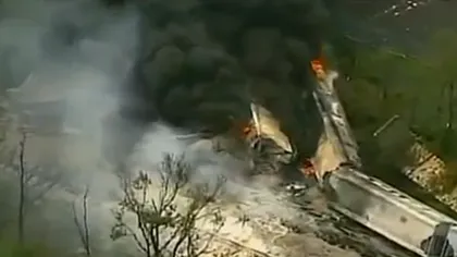 Un tren de marfă a deraiat şi a explodat în estul SUA, după ce a lovit un camion VIDEO