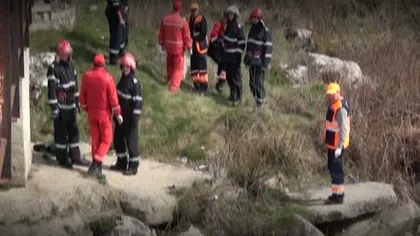 ÎNFIORĂTOR. Cadavrul unei femei FĂRĂ CAP, mâini şi picioare, găsit în râul Argeş