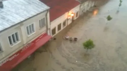 Imagini CUTREMURĂTOARE după ploile torenţiale: Drumuri acoperite de apă, gospodării inundate VIDEO