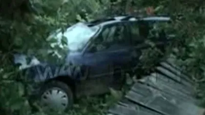 Un ŞOFER BEAT a vrut să scape de poliţie, dar a aterizat cu maşina în curtea unei locuinţe VIDEO