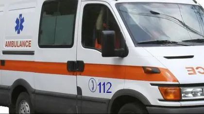 Cinci persoane, rănite după ce microbuzul în care se aflau a fost lovit de altă maşină