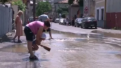 Inundaţie la 35 de grade. O stradă din Bucureşti s-a umplut de apă şi s-a transformat în lac