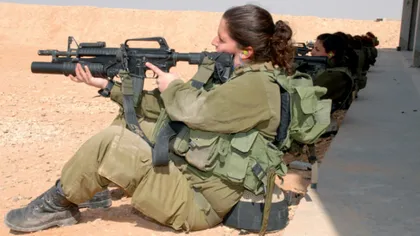 Femei soldat israeliene au postat fotografii TOPLESS pe Facebook