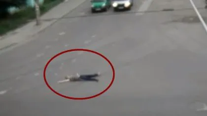 Un bărbat a adormit în picioare şi s-a prăbuşit în mijlocul unei intersecţii din Brăila VIDEO