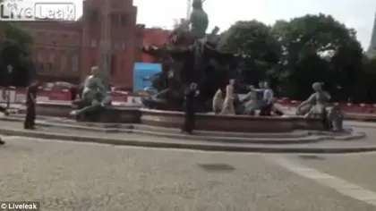Momente de GROAZĂ în centrul Berlinului. Un bărbat DEZBRĂCAT a fost împuşcat de poliţişti VIDEO