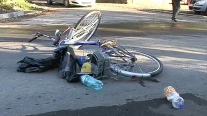 Accident de CASCADORII RÂSULUI: O biciclistă beată a lovit o maşină