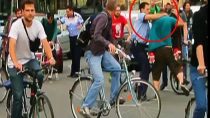 Un biciclist a fost AGRESAT de doi poliţişti în timpul unui marş, în Cluj VIDEO