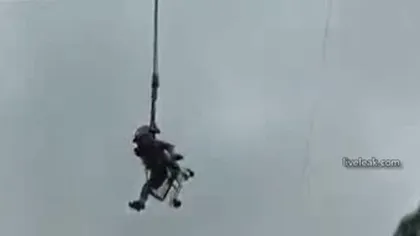 Distracţie INCONŞTIENTĂ. Doi tineri au făcut bungee-jumping într-un cărucior de cumpărături VIDEO