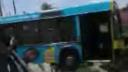 Autobuz SUSPENDAT pe jumătate în afara unui POD din Constanţa VIDEO