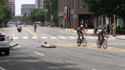 Accident TERIBIL în ciclism. Un comisar de cursă, lovit de două ori într-un minut VIDEO