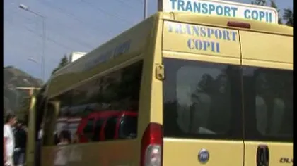 Accident în Mehedinţi: Un microbuz şcolar s-a ciocnit cu două maşini. Doi elevi sunt răniţi VIDEO