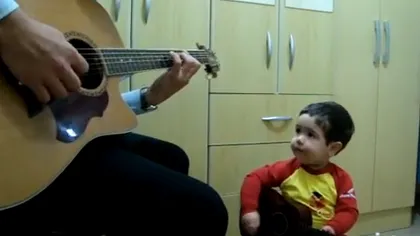 Cântăreţ la doar doi ani: Nu ştie încă să vorbească, dar cântă Beatles VIDEO