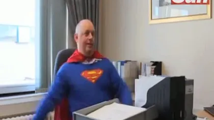 Scandal în Marea Britanie: Directorul unui spital îl imită pe Superman într-un clip VIDEO