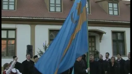 Drapel secuiesc de doi metri, arborat în centrul municipiului Sfântu Gheorghe