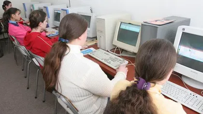 Peste 450 de elevi vor primi câte 200 de euro pentru a-şi cumpăra calculator