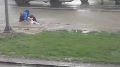Familie luată de inundaţii, în Rusia VIDEO