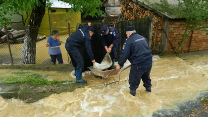 Furtună puternică în Botoşani: Localităţi fără curent şi gospodării inundate