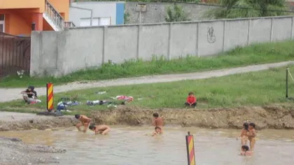 Piscină ad-hoc în Baia Mare: Zeci de copii s-au scăldat într-un şanţ ce va deveni sens giratoriu
