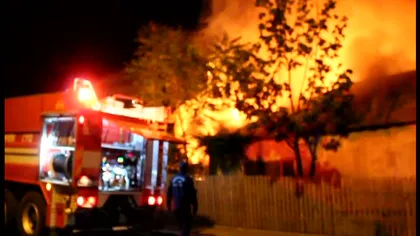 Incendiu puternic în oraşul Botoşani. Un garaj şi o casă au ars ca o torţă VIDEO