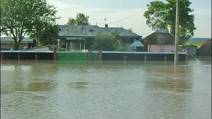 Locuinţe inundate în urma unei viituri, în Vaslui. 16 persoane au fost evacuate din case