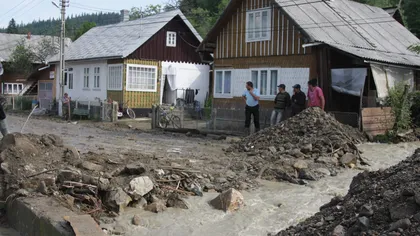 Furtuna a făcut ravagii în Suceava: Zece gospodării au fost inundate şi una incendiată de un trăsnet