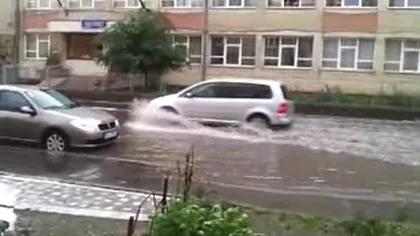 Inundaţii puternice în Moldova. Zeci de străzi inundate şi gospodării distruse VIDEO