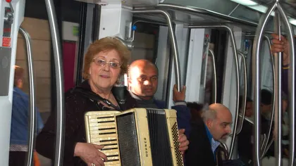 Cum a ajuns o fostă educatoare şi absolventă de conservator să cânte cu acordeonul la metrou în Roma