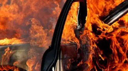 O maşină a ars ca o torţă în centrul oraşului Deva
