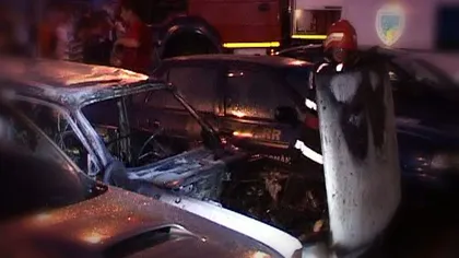 Trei maşini incendiate de un om al străzii beat şi drogat VIDEO