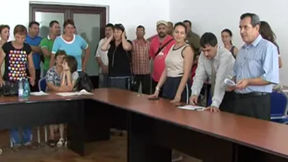 Sute de angajaţi concediaţi de la Oltchim au luat cu asalt sediul administrativ al companiei VIDEO