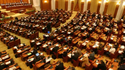 REVIZUIREA CONSTITUŢIEI: Parlamentarii traseişti îşi PIERD MANDATUL