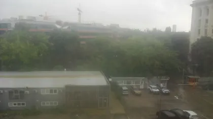 Fenomene extreme în Bucureşti. Vezi imagini din timpul furtunii VIDEO&FOTO