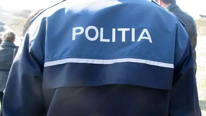 Poliţist din Bacău, arestat pentru că a ajutat doi hoţi să fure pavelele de la un trotuar