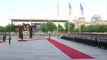 Victor Ponta - primit de Merkel la Berlin cu onoruri militare