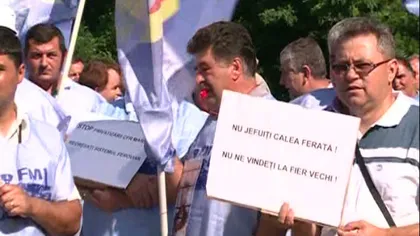 Ceferiştii au protestat în faţa Ministerului Transporturilor