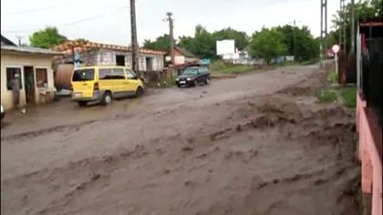 Viiturile fac RAVAGII în Moldova: Un sat din Iaşi a fost MĂTURAT de ape VIDEO