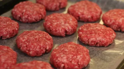 O să vă taie pofta: Ce conţin în realitate hamburgerii, crenvurştii sau mierea VIDEO
