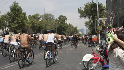 Protest inedit în Mexic: Sute de persoane au mers goale cu bicicleta FOTO